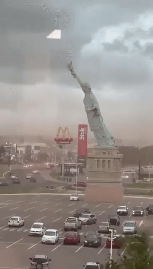 [뉴시스] 브라질 리우그란지두술주(州) 과이바 시 일대에 시속 최대 90㎞에 달하는 강풍을 동반한 폭풍이 몰아치면서 하반(Havan) 메가스토어 앞에 세워져 있던 높이 24m의 '자유의 여신상' 복제품이 붕괴됐다.