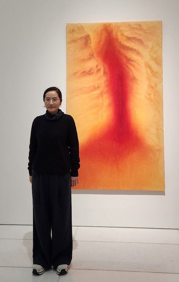 [사진=박현주 미술전문기자] 16일 아라리오갤러리 서울에서 개인전을 연 이은실 작가가 작품 설명을 하고 있다.2025.12.16.*재판매 및 DB 금지