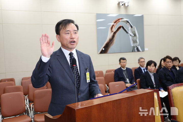 [서울=뉴시스] 김금보 기자 = 김종철 방송미디어통신위원회 위원장 후보자가 16일 오전 서울 여의도 국회 과학기술정보방송통신위원회에서 열린 인사청문회에서 선서를 하고 있다.2025.12.16.kgb@newsis.