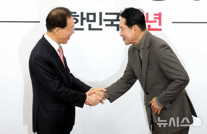 <b>악수</b>하는 <b>장동혁</b>-<b>이석연</b>