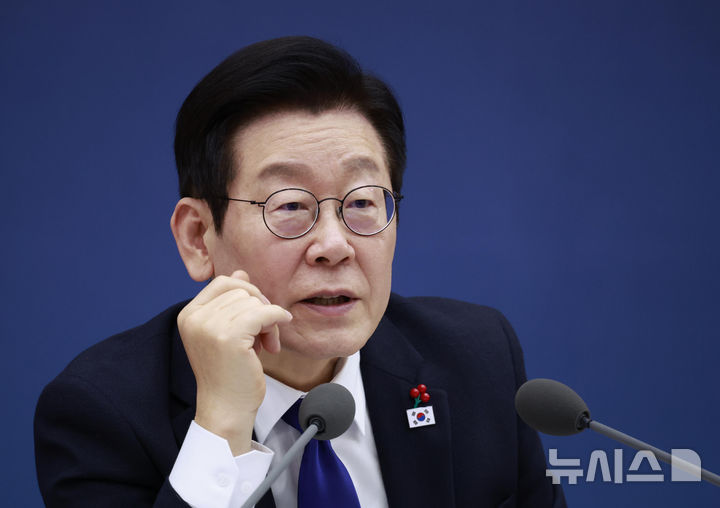 [세종=뉴시스] 최동준 기자 = 이재명 대통령이 16일 세종시 정부세종컨벤션센터에서 열린 보건복지부(질병관리청)·식품의약품안전처 업무보고에서 정은경 보건복지부 장관의 발언을 듣고 있다.2025.12.16.phot