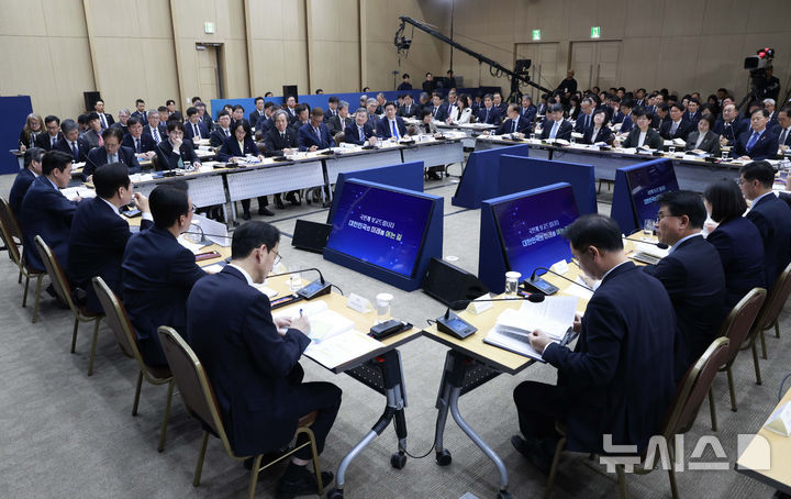 [세종=뉴시스] 최동준 기자 = 이재명 대통령이 16일 세종시 정부세종컨벤션센터에서 열린 보건복지부(질병관리청)·식품의약품안전처 업무보고에서 발언하고 있다.2025.12.16.