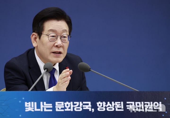 이 <b>대통령</b>, 소방청·<b>국세청</b> 깜짝 <b>방문</b>…야근하는 공직자들 <b>격려</b>
