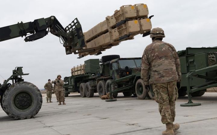 [서울=뉴시스] 지난 2월 폴란드 남동부 제슈프-야시온카 공항 근처에서 군인들이 패트리엇 발사대에서 미사일을 제거하고 있다.(사진=뉴시스DB) *재판매 및 DB 금지
