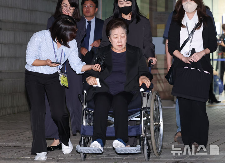 [서울=뉴시스] 황준선 기자 = 청탁금지법과 정치자금법 위반 등 혐의를 받는 한학자 통일교 총재가 22일 오후 서울 서초구 서울중앙지방법원에서 열린 영장실질심사(구속 전 피의자 심문)을 마친 뒤 법정을 나서고 있다.