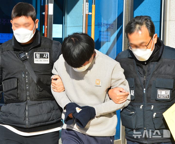 [청주=뉴시스] 서주영 기자 = 충북 괴산군에서 모친을 둔기와 흉기로 살해한 30대 남성이 4일 청주지법에서 구속전 피의자 심문(영장실질심사)을 받은 뒤 나오고 있다.2025.12.04.juyeong@newsis