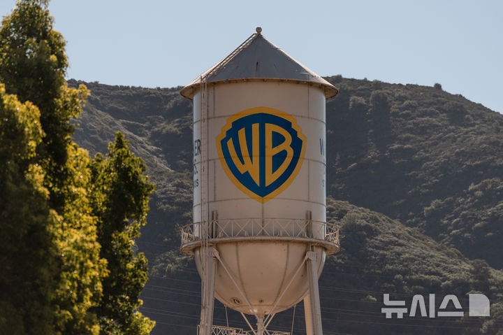 [AP/뉴시스] 미 워너 브라더스 디스커버리 그룹에 속해있는 워너 브라더스 스튜디오의 미 캘리포니아 버뱅크 본사 앞 로고 물탱크