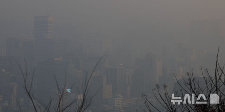 [서울=뉴시스] 정병혁 기자 = 많은 눈이 내린다는 절기인 대설인 7일 서울 중구 남산에서 바라본 도심이 안개에 갇혀 있다.2025.12.07.