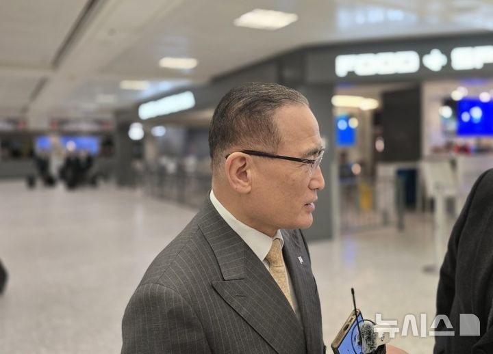 [워싱턴=뉴시스]이윤희 특파원 = 위성락 대통령실 국가안보실장이 16일(현지 시간) 미국 워싱턴DC 인근 덜레스국제공항으로 입국해 특파원들 질문에 답하고 있다.2025.12.17.