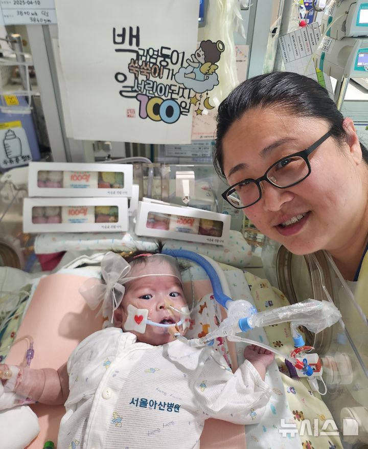 [서울=뉴시스] 7월 19일 서울아산병원 신생아중환자실에서 서린이가 태어난 지 100일이 됐을 때 기념촬영.왼쪽부터 서린이,서린이 어머니.(사진= 서울아산병원 제공)