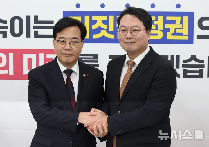 손잡은 송언석-천하람, <b>통일교</b> 특검 도입 필요성 공감대 [뉴시스Pic]