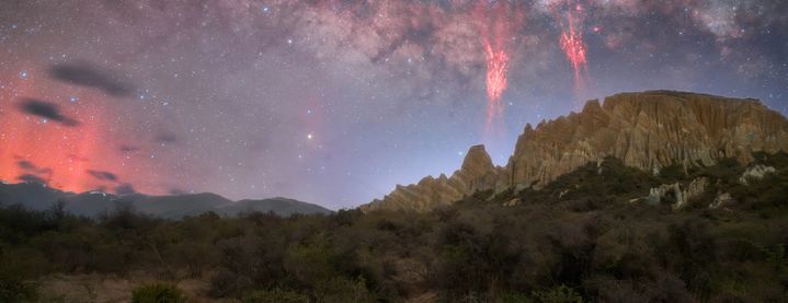 네이처가 선정한 2025년 올해의 과학 사진 중 하나인 '붉은 번개(Red lightning)'.(사진=네이처) *재판매 및 DB 금지