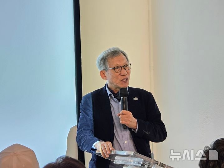 [워싱턴=뉴시스]유홍준 국립중앙박물관장이 16일(현지 시간) 미국 워싱턴DC 한국문화원에서 강연을 진행하고 있다.2025.12.17.