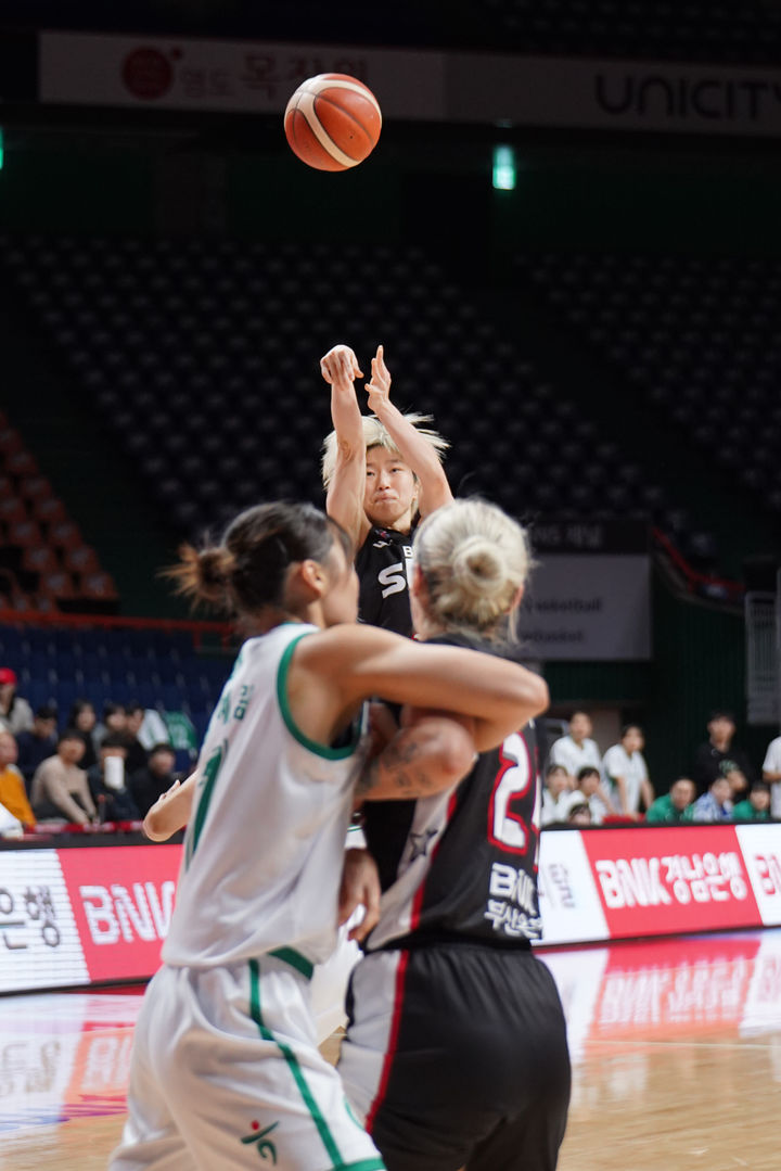 BNK, 하나은행 제압