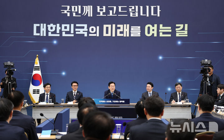 [세종=뉴시스] 최동준 기자 = 이재명 대통령이 17일 세종시 정부세종컨벤션센터에서 열린 산업통상자원부·지식재산처·중소벤처기업부 업무보고에서 발언하고 있다.(대통령실통신사진기자단) 2025.12.17.photoc