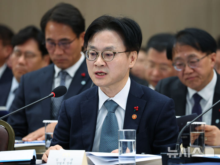 [세종=뉴시스] 최동준 기자 = 김정관 산업통상부 장관이 17일 세종시 정부세종컨벤션센터에서 이재명 대통령에게 산업통상자원부 업무보고를 하고 있다.(대통령실통신사진기자단) 2025.12.17.photocdj@ne