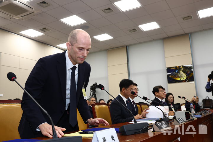 [서울=뉴시스] 김명년 기자 = 해롤드 로저스 쿠팡 임시 대표가 17일 오전 서울 여의도 국회 과학기술정보방송통신위원회 전체회의에서 열린 쿠팡 침해사고 관련 청문회에서 인사하고 있다.2025.12.17.kmn@n