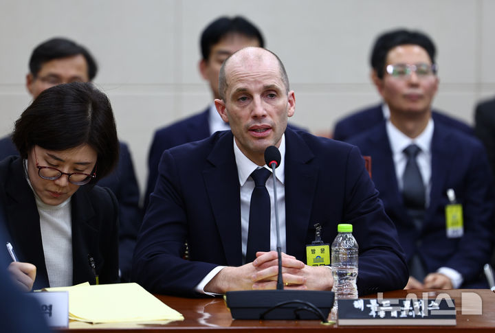 [서울=뉴시스] 김명년 기자 = 해롤드 로저스 쿠팡 임시 대표가 17일 오전 서울 여의도 국회 과학기술정보방송통신위원회 전체회의에서 열린 쿠팡 침해사고 관련 청문회에서 의원 질의에 답변하고 있다.2025.12.17