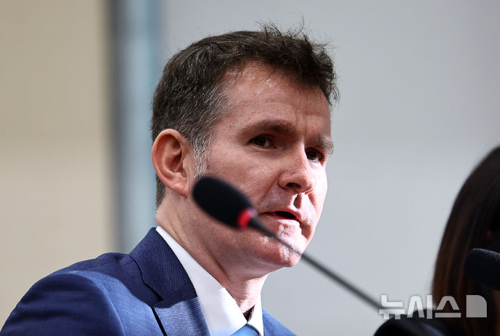 [서울=뉴시스] 김명년 기자 = 브랫 매티스 쿠팡 최고정보보호책임자(CISO)가 17일 서울 여의도 국회 과학기술정보방송통신위원회 전체회의에서 열린 쿠팡 침해사고 관련 청문회에서 의원 질의에 답변하고 있다.2025