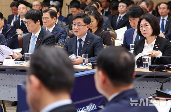 [세종=뉴시스] 최동준 기자 = 김성환 기후에너지환경부 장관이 17일 세종시 정부세종컨벤션센터에서 열린 기후에너지환경부(기상청)·원자력안전위원회 업무보고에서 이재명 대통령 질문에 답변하고 있다.(대통령실통신사진기자