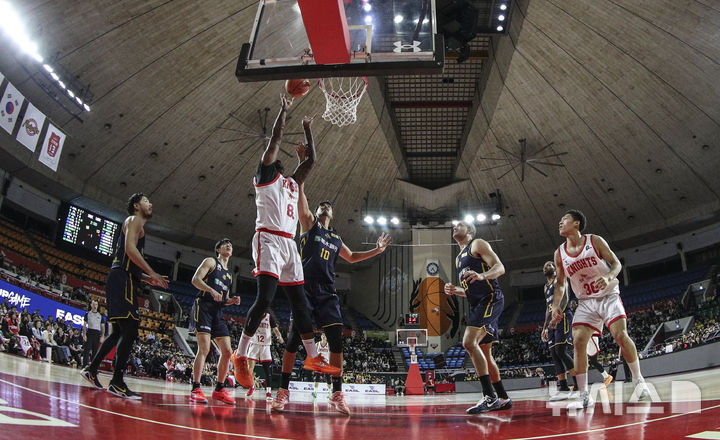 슛하는 대릴 먼로