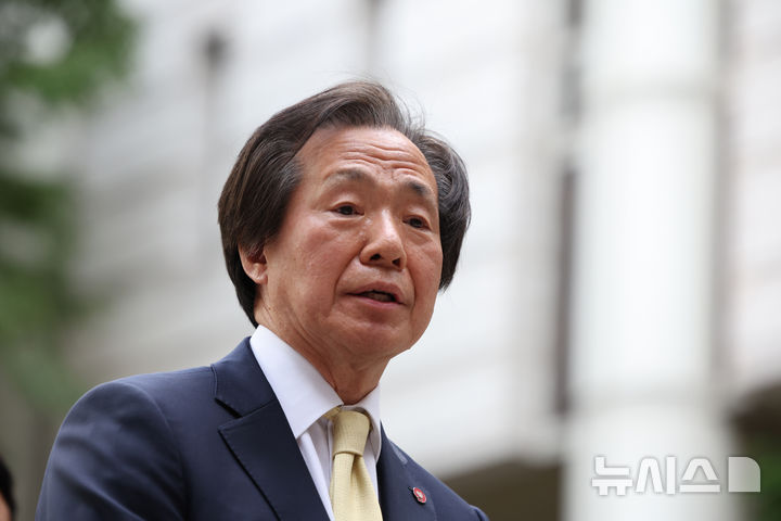 [서울=뉴시스] 정기석 국민건강보험공단 이사장이 지난 5월 22일 오후 서울 서초구 서울고등법원에서 열린 담배회사 상대 손해배상청구소송 항소심 최종 변론 출석에 앞서 취재진 질문에 답하는 모습.(사진=뉴시스 D