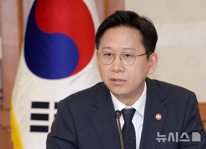 [서울=뉴시스] 김명원 기자 = 배경훈 과기부총리 겸 과학기술정보통신부 장관이 지난달 24일 오전 서울 종로구 정부서울청사에서 열린 과학기술관계장관회의에 참석해 발언하고 있다.(공동취재) 2025.11.24.