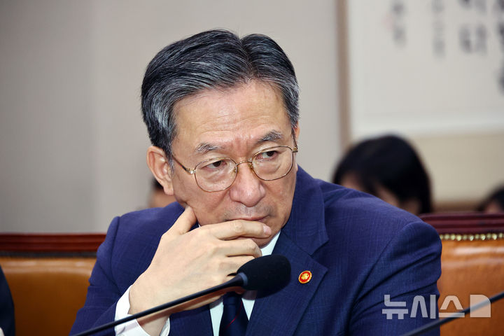 [서울=뉴시스] 김명년 기자 = 사진은 정성호 법무부 장관.2025.11.26.