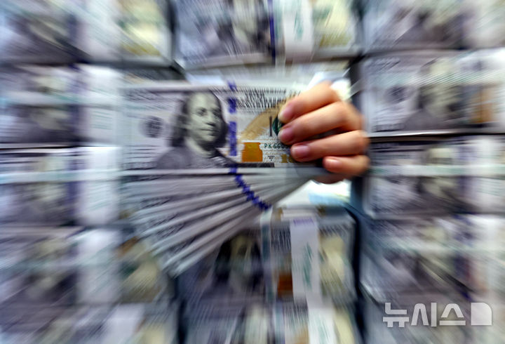 [서울=뉴시스] 박주성 기자 = 서울 중구 하나은행 위변조대응센터에서 관계자가 보유중인 달러를 정리하고 있는 모습.2025.12.03.