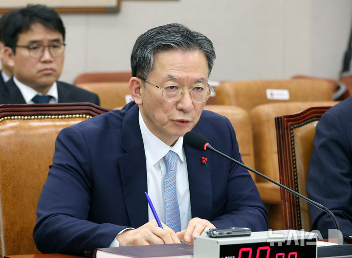 [서울=뉴시스] 김금보 기자 = 사진은 정성호 법무부 장관.2025.12.03.