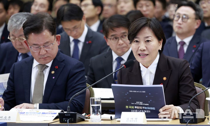 [세종=뉴시스] 최동준 기자 = 송미령 농림축산식품부 장관이 11일 세종시 정부세종컨벤션센터에서 '희망찬 농업·농촌,모두가 행복하게 일하는 나라' 농림축산식품부 업무보고를 하고 있다.왼쪽은 이승돈 농촌진흥청장.