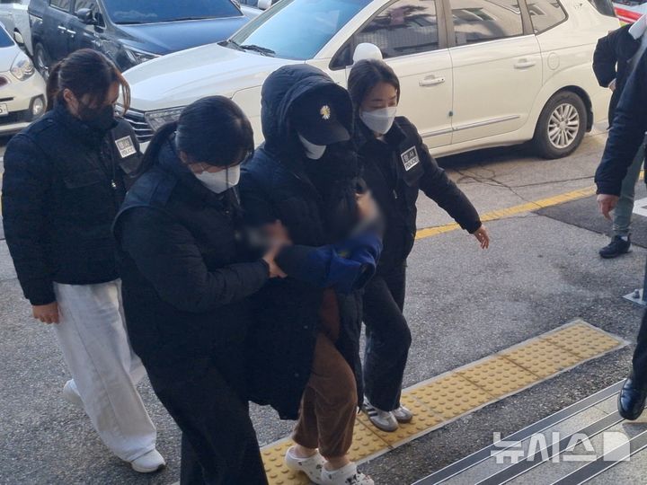 [의정부=뉴시스] 김도희 기자 = 경기 의정부시의 한 모텔에서 자신이 낳은 아이를 숨지게 한 혐의를 받는 20대 친모가 18일 오전 구속 전 피의자심문(영장실질심사)를 받기 위해 법원에 출석하고 있다.2025.12