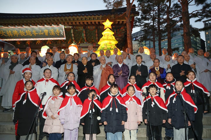 [서울=뉴시스] 18일 서울 종로구 조계사 앞에서 불 켜진 크리스마스 트리등 점등식에 참석한 7대 종단 지도자들 (사진=대한불교조계종 제공) 2025.12.18.*재판매 및 DB 금지