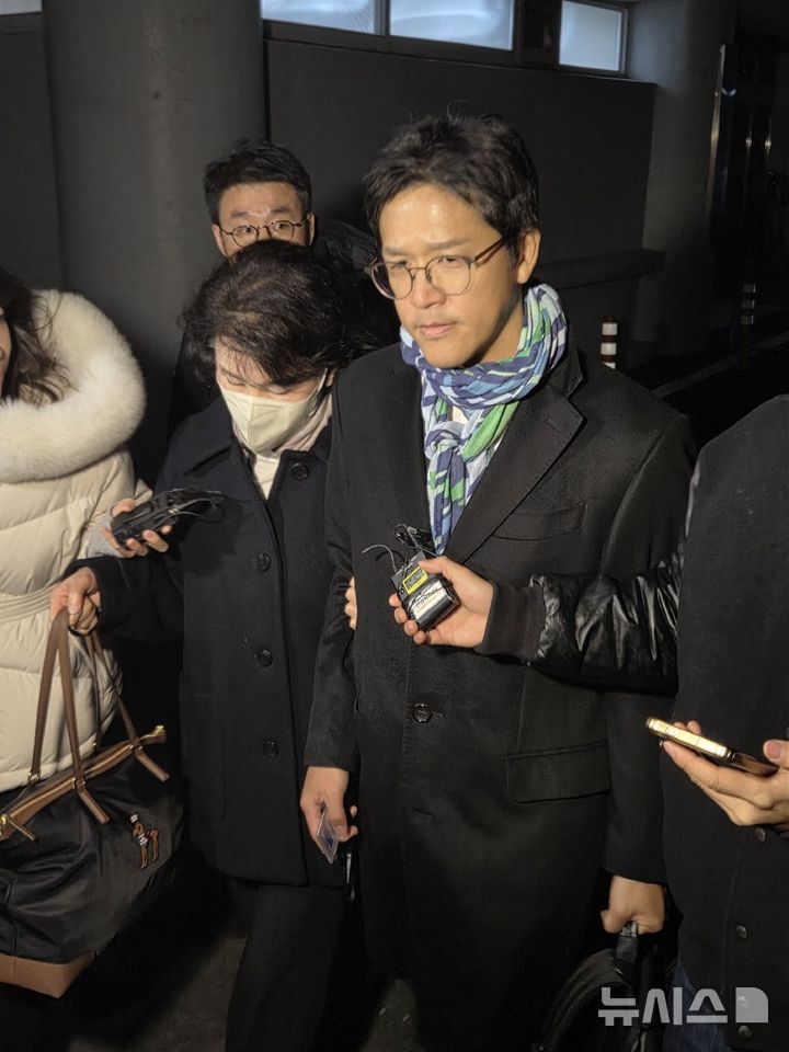 [서울=뉴시스]이지영 기자=경찰청 국가수사본부 특별전담수사팀은 18일 오전 10시부터 한학자 통일교 총재의 전 비서실장이자 최고 실세인 정원주씨를 참고인 신분으로 불러 조사를 진행했다.사진은 이날 오후 10시55분