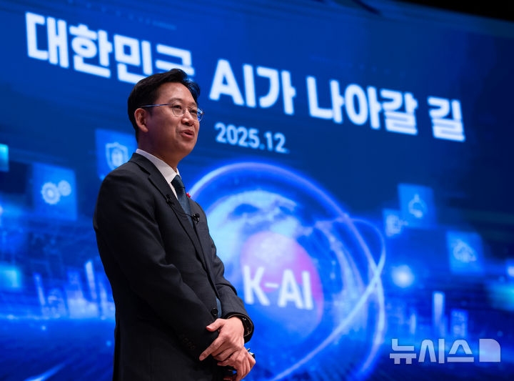 [서울=뉴시스] 황준선 기자 = 배경훈 부총리 겸 과학기술정보통신부 장관이 18일 오전 서울 중구 대한상공회의소에서 열린 부총리 겸 과학기술정보통신부 장관 초청 대한상공회의소 CEO 조찬 간담회에서 대한민국 AI가 