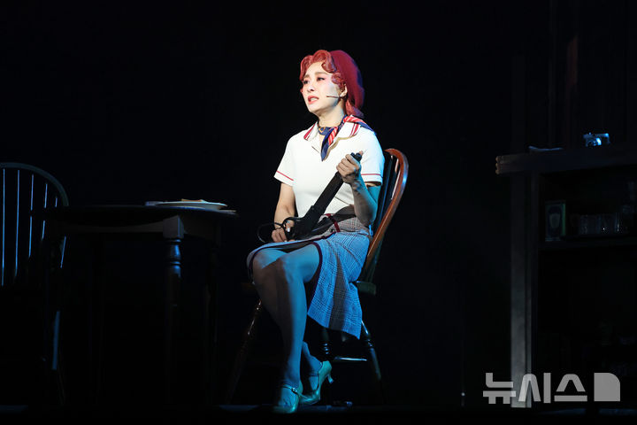 [서울=뉴시스] 박진희 기자 = 뮤지컬 '보니 앤 클라이드' 출연 배우 옥주현이 18일 서울 종로구 홍익대 대학로 아트센터 대극장에서 주요 장면을 시연하고 있다.2025.12.18.