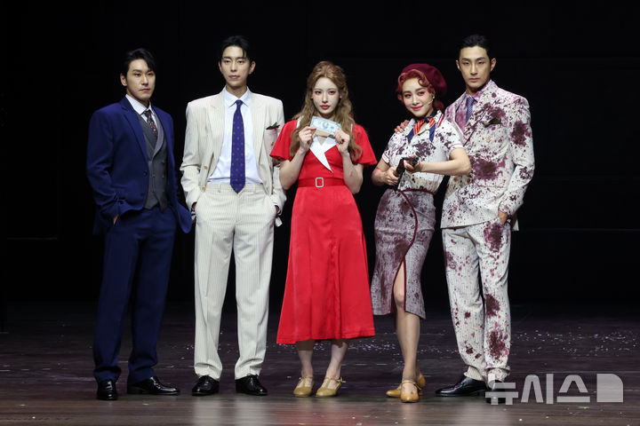 [서울=뉴시스] 박진희 기자 = 뮤지컬 '보니 앤 클라이드' 보니 파커 역의 배우 옥주현과 홍금비,클라이드 배로우 역의 배우 조형균,윤현민,배나라가 18일 서울 종로구 홍익대 대학로 아트센터 대극장에서 기자간담