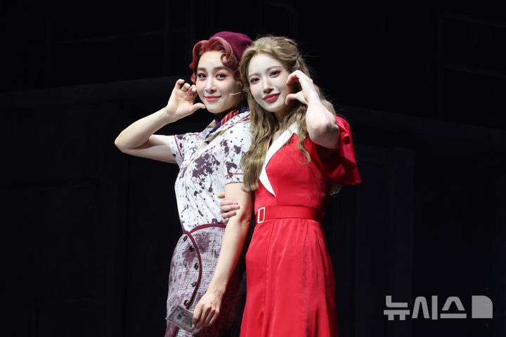 [서울=뉴시스] 박진희 기자 = 뮤지컬 '보니 앤 클라이드' 보니 파커 역의 배우 옥주현과 홍금비가 18일 서울 종로구 홍익대 대학로 아트센터 대극장에서 기자간담회를 하고 있다.2025.12.18.pak7130@