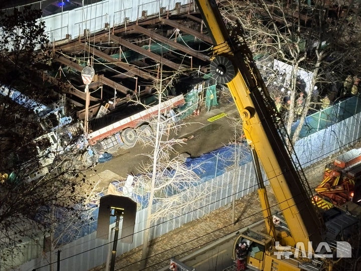 <b>잠실</b> 인근 공사장서 <b>크레인</b> 전도…60대 작업자 사망추정(종합)