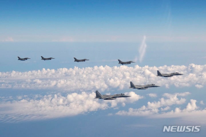 [동해=AP/뉴시스] 2022년 5월 25일 일본 자위대가 제공한 사진.항공자위대 F-15 전투기 3대(사진 앞)와 미군 F-16 전투기 4대가 동해 상공을 비행하고 있다.2025.12.18.