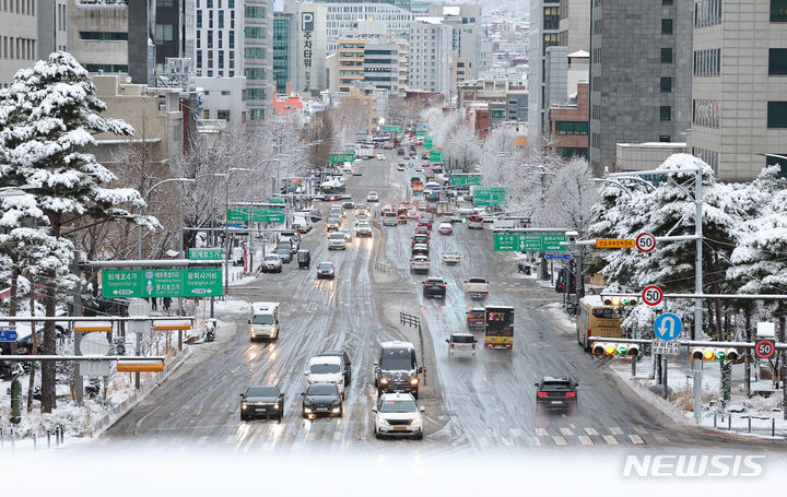 [서울=뉴시스] 최진석 기자 = 밤사이 전국에 눈이 많이 내린 22일 오전 서울 중구 도로에 쌓인 눈이 녹아내려 있다.2024.02.22.