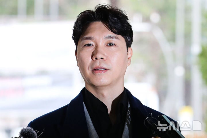 '출연료 횡령' <b>박수홍 친형</b>, 2심 <b>징역</b> 3년6월·법정구속…"동생 신뢰 악...
