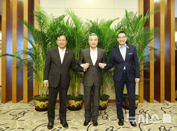 [베이징=뉴시스] ﻿﻿중국이 최근 국경 충돌을 벌이고 있는 태국과 캄보디아 사이의 긴장 완화를 위해 중재에 나섰다.사진은 왕이 중국 공산당 중앙정치국 위원 겸 외교부장(가운데)은 지난 8월