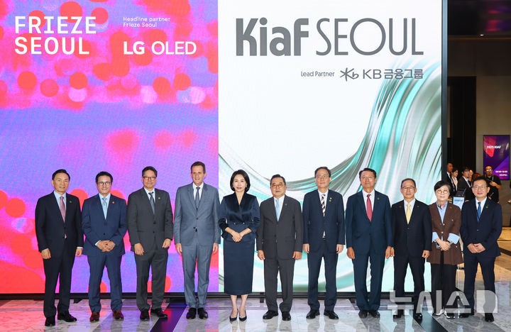 [서울=뉴시스] 황준선 기자 = 3일 서울 강남구 코엑스에서 열린 국내최대 아트페어 '키아프 서울(Kiaf SEOUL)'과 세계 3대 아트페어 '프리즈 서울(FRIEZE SEOUL)' 개막식에서 내빈들이 기념촬영을 