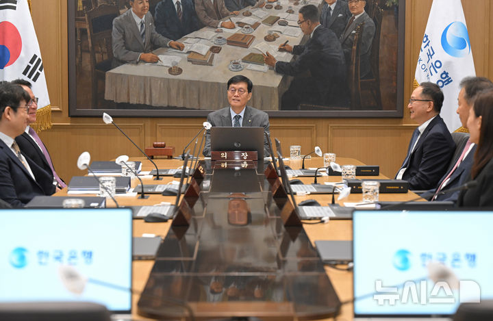 [서울=뉴시스] 김진아 기자 = 이창용 한국은행 총재가 27일 오전 서울 중구 한국은행 본관에서 열린 금융통화위원회 본회의를 주재하고 있다.(공동취재) 2025.11.27.