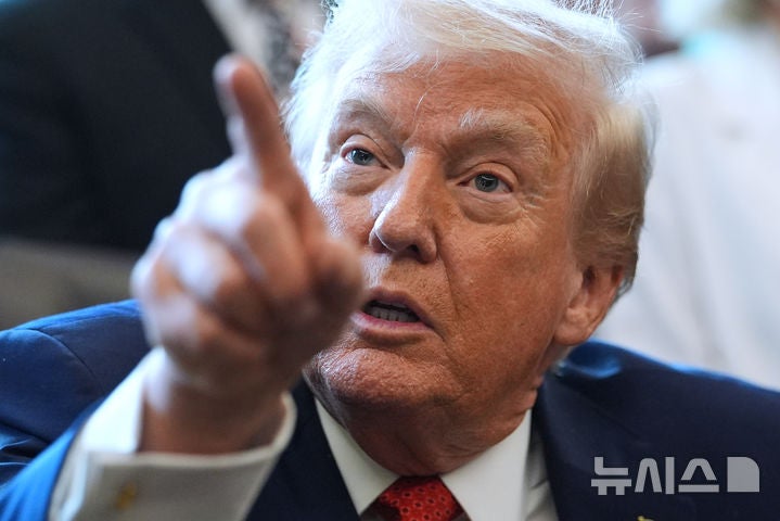 [워싱턴=AP/뉴시스] 도널드 트럼프 미국 대통령이 18일(현지 시간) 워싱턴 백악관 집무실에서 1급(스케줄I) 물질인 대마초를 3급(스케줄Ⅲ)으로 재분류하는 행정 명령에 서명한 뒤 기자들을 향해 발언하고 있다.2