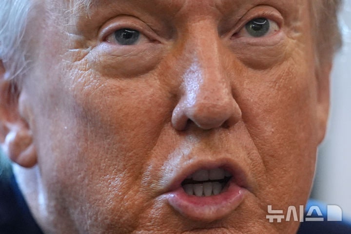 [워싱턴=AP/뉴시스] 도널드 트럼프 미국 대통령이 18일(현지 시간) 워싱턴 백악관 집무실에서 1급(스케줄I) 물질인 대마초를 3급(스케줄Ⅲ)으로 재분류하는 행정 명령에 서명한 뒤 기자들을 향해 발언하고 있다.2