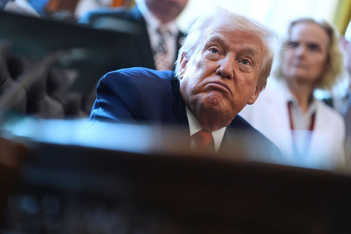 [워싱턴=AP/뉴시스] 도널드 트럼프 미국 대통령이 18일(현지 시간) 워싱턴 백악관 집무실에서 1급(스케줄I) 물질인 대마초를 3급(스케줄Ⅲ)으로 재분류하는 행정 명령에 서명한 뒤 기자들을 향해 발언하고 있다.2