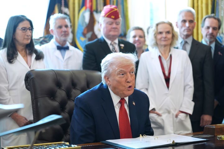 [워싱턴=AP/뉴시스] 도널드 트럼프 미국 대통령이 18일(현지 시간) 워싱턴 백악관 집무실에서 1급(스케줄I) 물질인 대마초를 3급(스케줄Ⅲ)으로 재분류하는 행정 명령에 서명하기 전 발언하고 있다.2025.12.