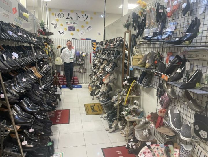 [서울=뉴시스] 다카이치 사나에 일본 총리가 일년에 한두 차례 구두를 사는 국회의원 오피스 빌딩인 중의원(하원) 제2의원회관 지하 1층에 있는 구두점의 모습.(사진출처: 아에라 캡처) 2025.12.19.